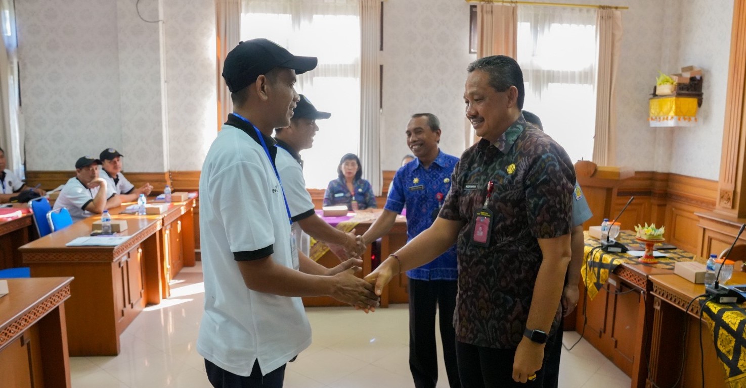 Kadishub Badung AA Ngurah Rai Yuda Darma (kanan) saat membuka pembinaan dan pemilihan abdiyasa teladan di rapat Diskop UKM Kabupaten Badung, Selasa, 14 Mei 2024.