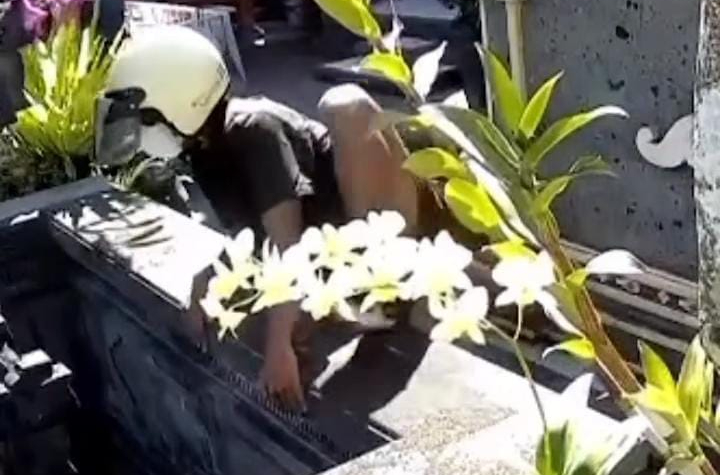Aksi maling di siang bolong di Bali terekaman kamera CCTV