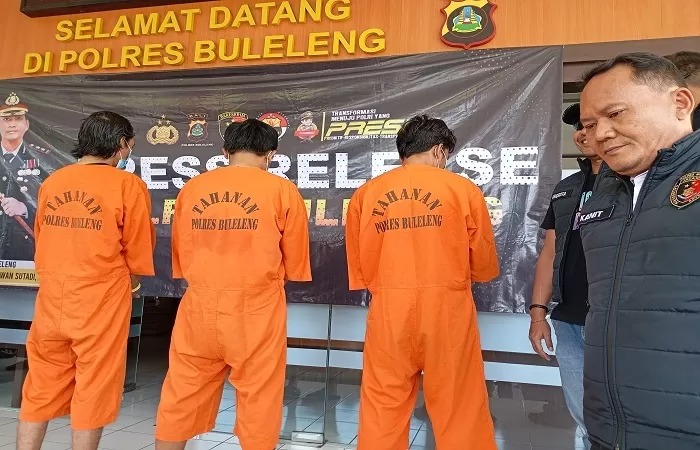 KW (kiri), PAW (tengah), GA (kanan) saat ditampilkan dalam rilis pers. Mereka bertiga ditangkap karena pesta sabu.
