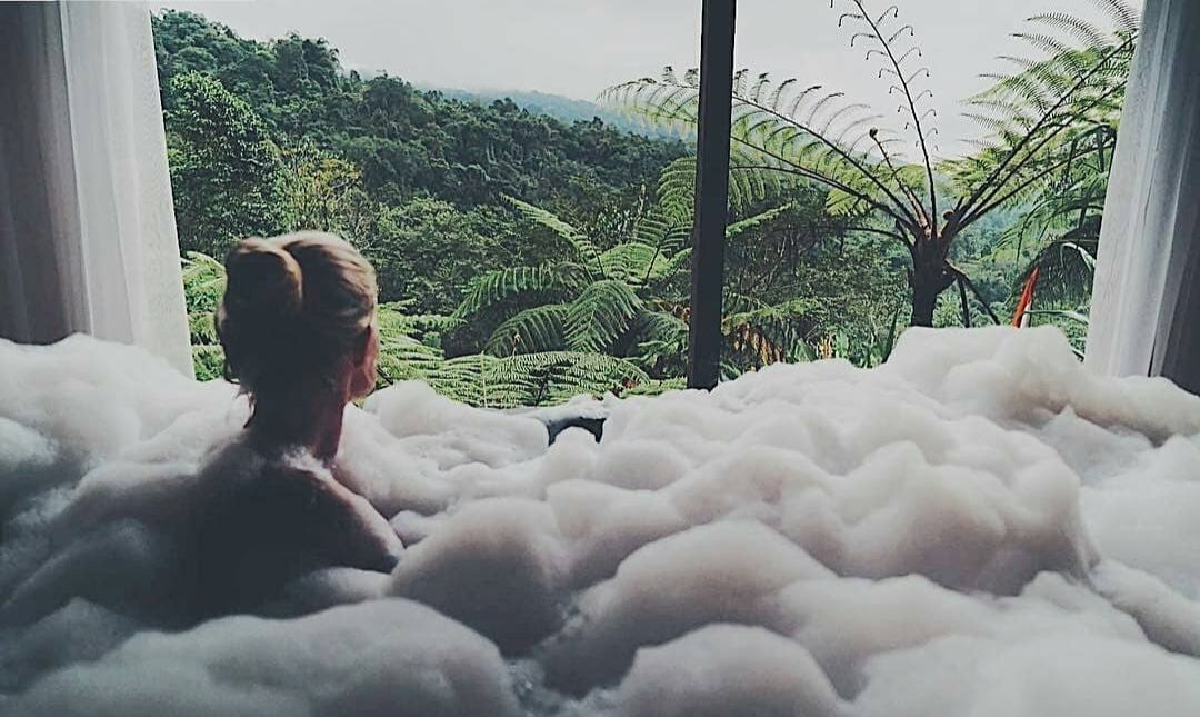 Sang Giri, tempat glamping di Bali dengan fasilitas berendam dalam busa.