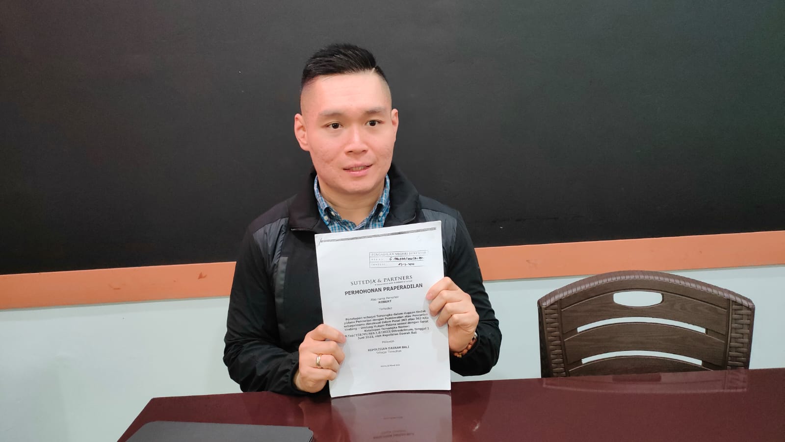 KUASA HUKUM: Kuasa Hukum Robert, Andrew Sutedja, S.H., LLM., M.CIArb. menjelaskan mengenai Praperadilan yang diajukan terhadap Polda Bali.