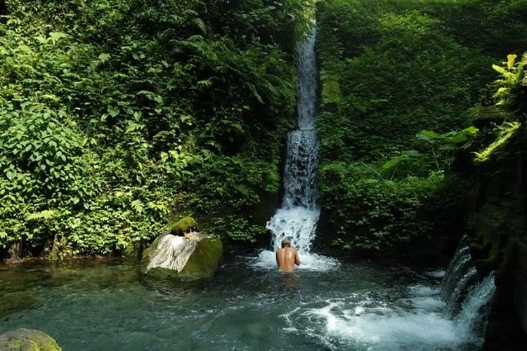 MELUKAT: 10 sumber air klebutan di Pura Mengening dipercaya memiliki kejaiban yang bisa bikin awet muda, wibawa hingga lancarkan rezeki. Sering digunakan untuk melukat.