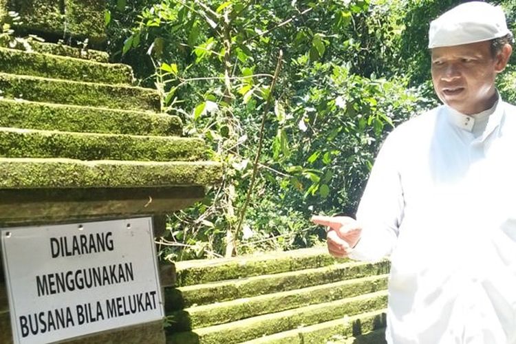 TELANJANG: Pancuran di Pura Telaga Waja merupakan tempat melukat yang sangat unik. Pria dan wanita harus telanjang, jika tak ingin tak tahu jalan pulang.