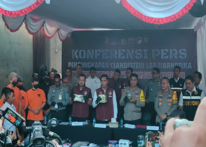 UNGKAP : Mabes Polri saat mengungkap pabrik narkoba berikut para tersangkanya.