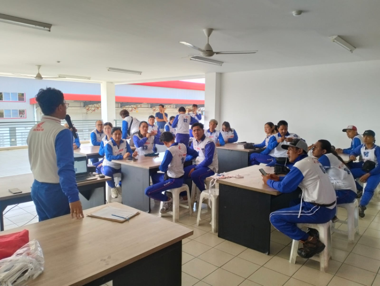 Safety Riding Refreshment kepada 40 bikres komunitas Honda di bawah paguyuban Honda Community Bali (HCB) di Gudang Astra Motor Megati, Tabanan