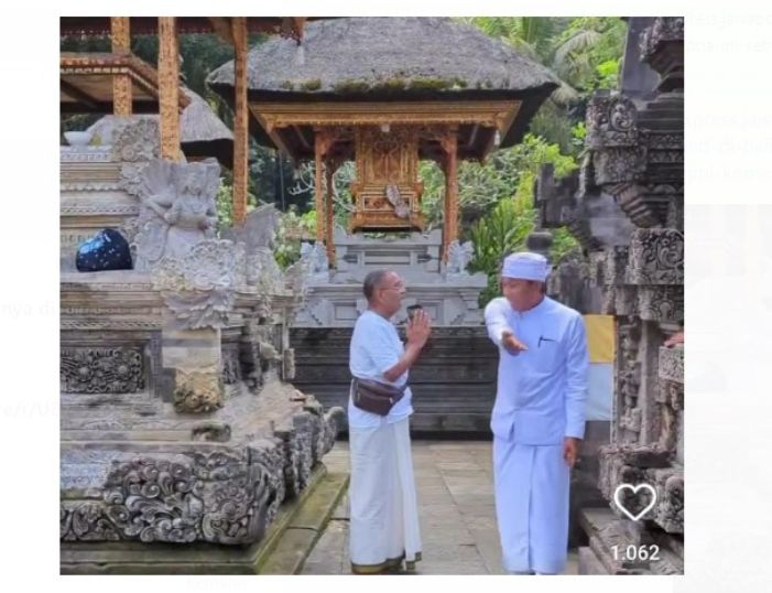 Sebuah akun menjadi sorotan usai menyayangkan sikap pemangku yang melarang WNA India berdoa dengan cara sendiri