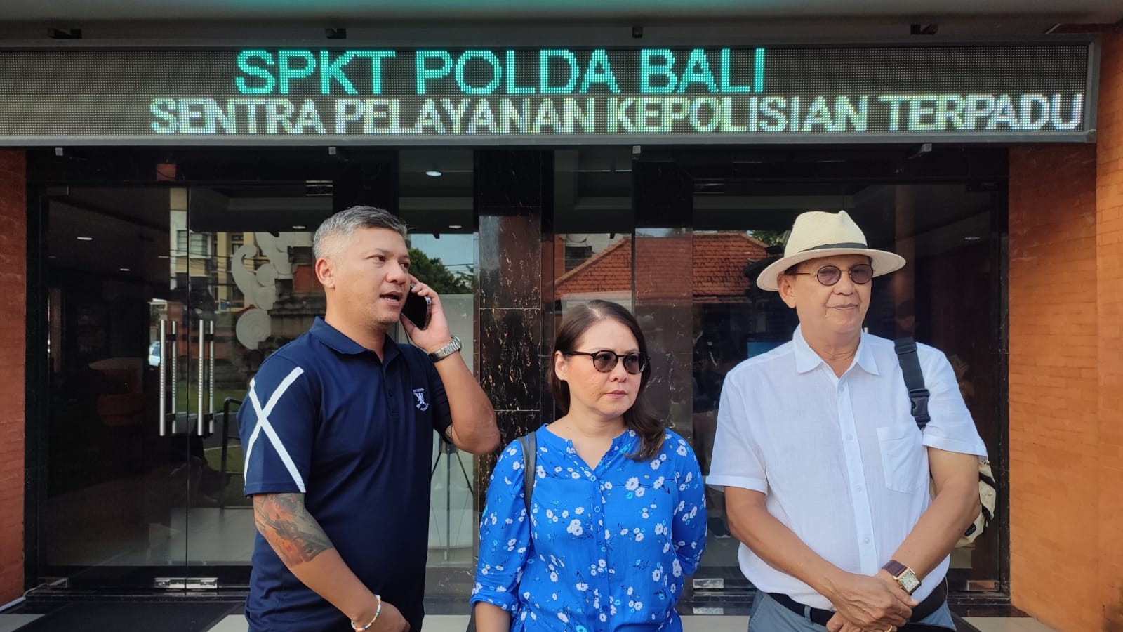 Roy Marten (kanan) di depan Gedung SPKT Polda Bali dalam rangka mendampingi putrinya membuat laporan, Rabu, 15 Mei 2024.