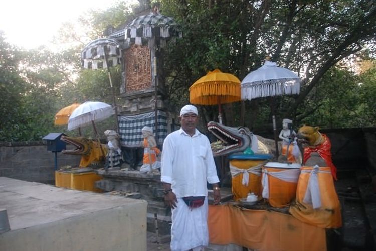 PURA: Pura Dalem Pengembak Sanur merupakan salah satu tempat melukat umat Hindu Bali untuk memohon penyembuhan penyakit non-medis hingga rezeki.