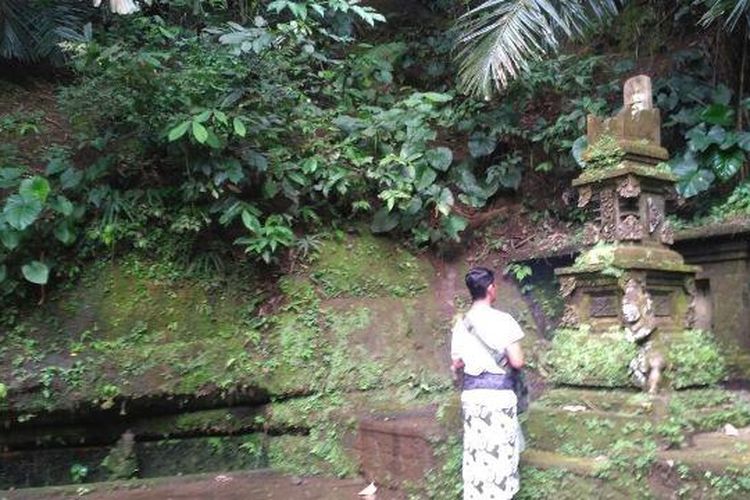 BEJI: Beji di Sangeh ini diyakini sangat ajaib. Dipercaya bisa sembuhkan penyakit mata dan kulit dengan melukat. Banyak umat Hindu Bali yang melukat ke beji ini.