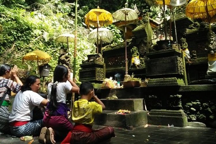 NAGA: Patirtan Pura Kusti dan Dalem Pingit di Desa Sebatu, Bali merupakan salah satu tempat melukat umat Hindu Bali. Di tempat ini sering muncul sosok naga.