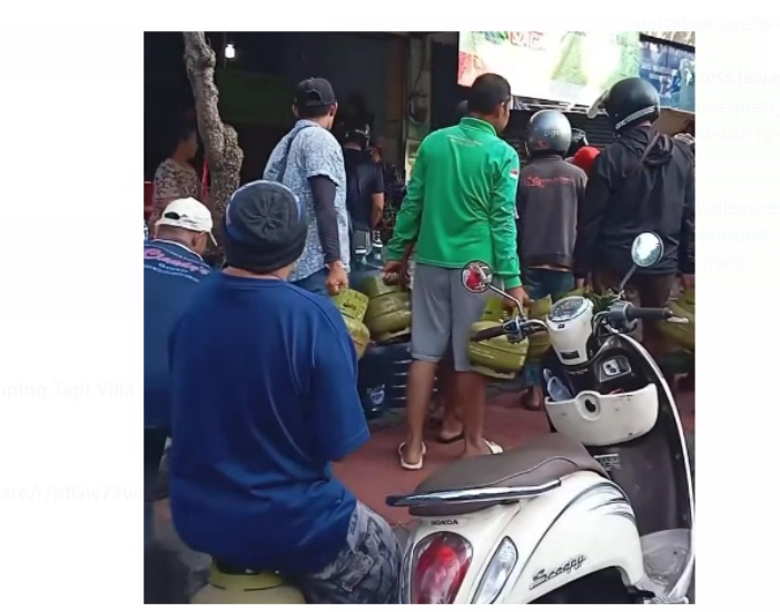 Sejumlah warga terlihat mengantre membeli gas LPG 3 Kg