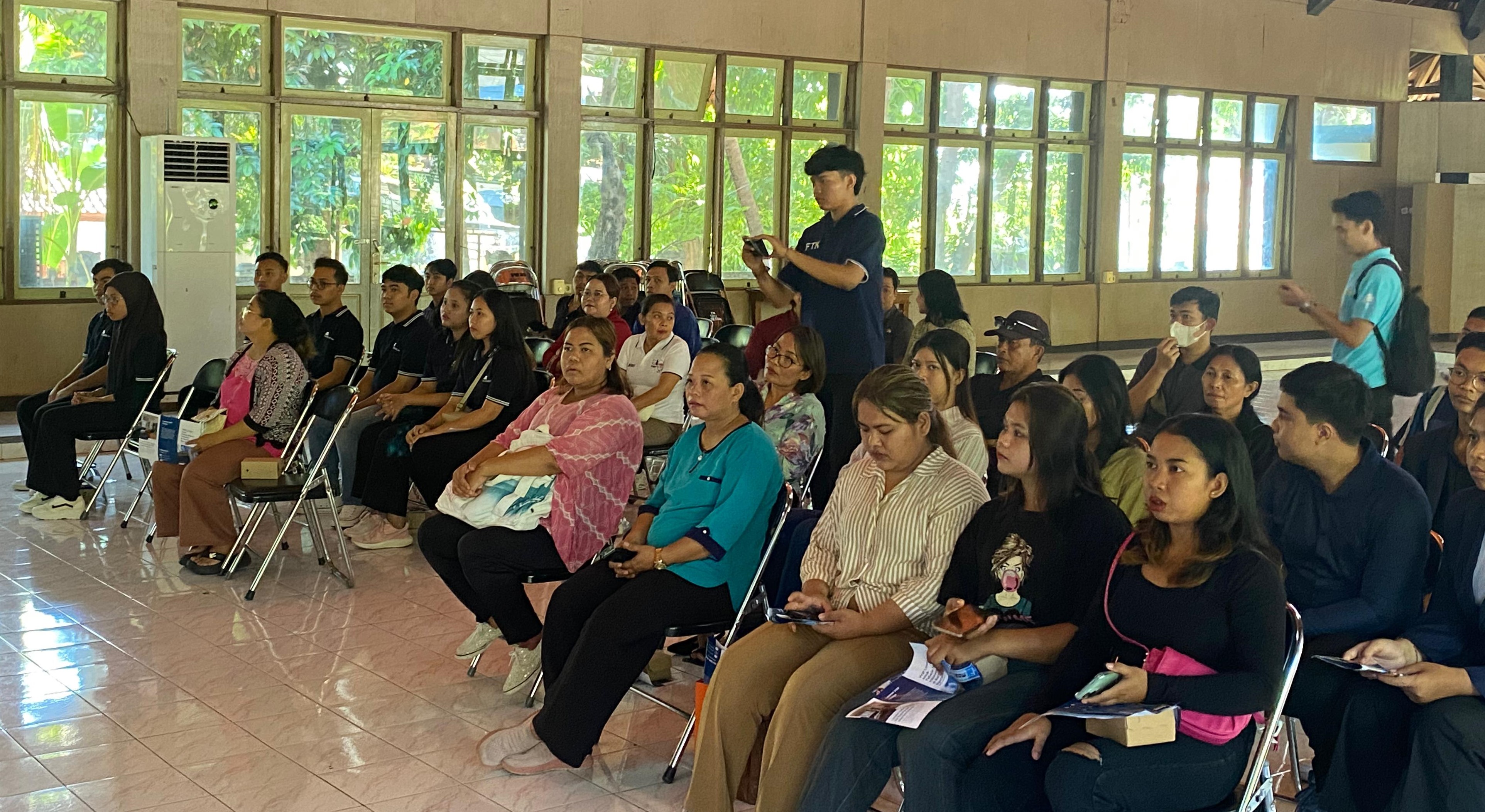 Sosialisasi aplikasi Balimantap kepada calon pekerja migran Indonesia (PMI) di Kota Singaraja, Bali, Kamis, 16 Mei 2024.