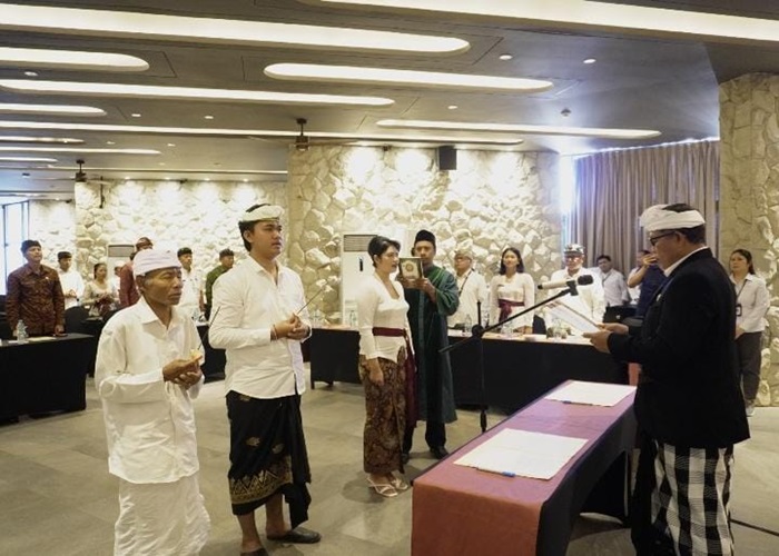 DILANTIK : Pelantikan PPK se-Kabupaten Klungkung di Whyndam Tamansari Resort, Lepang, Kamis (16/5).
