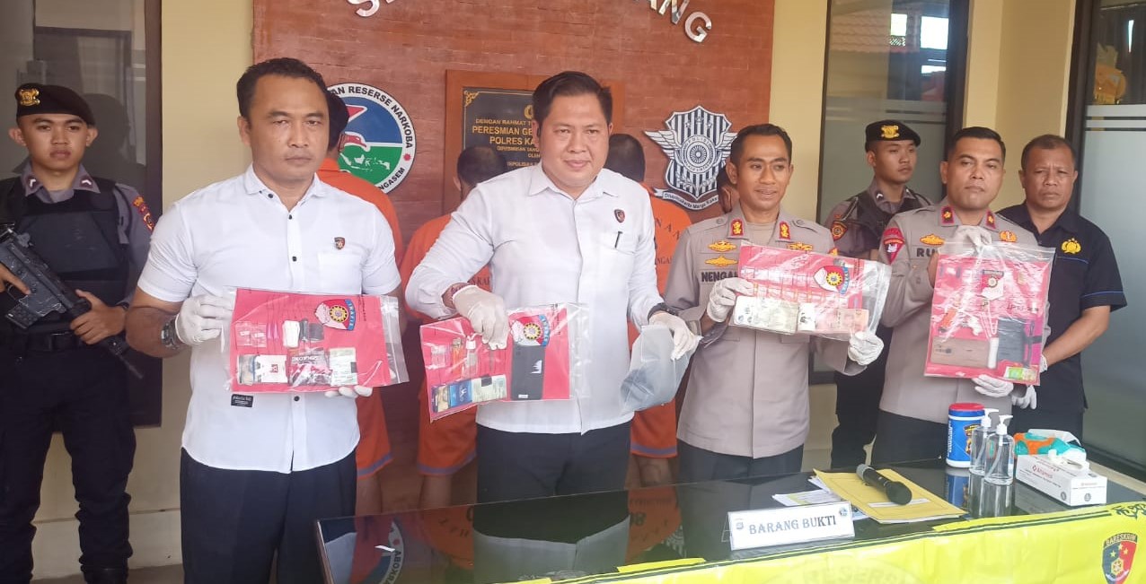 Kapolres Karangasem AKBP I Nengah Sadiarta membeberkan tersangka penyalahguna narkoba jenis sabu-sabu di Karangasem, Bali, Rabu, 15 Mei 2024.