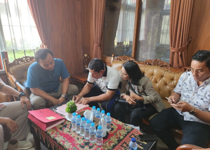 DILIMPAHKAN : Pelimpahan tersangka dan barang bukti kasus dugaan pemerasan atau pungli Bendesa Adat Berawa Ketut Riana.