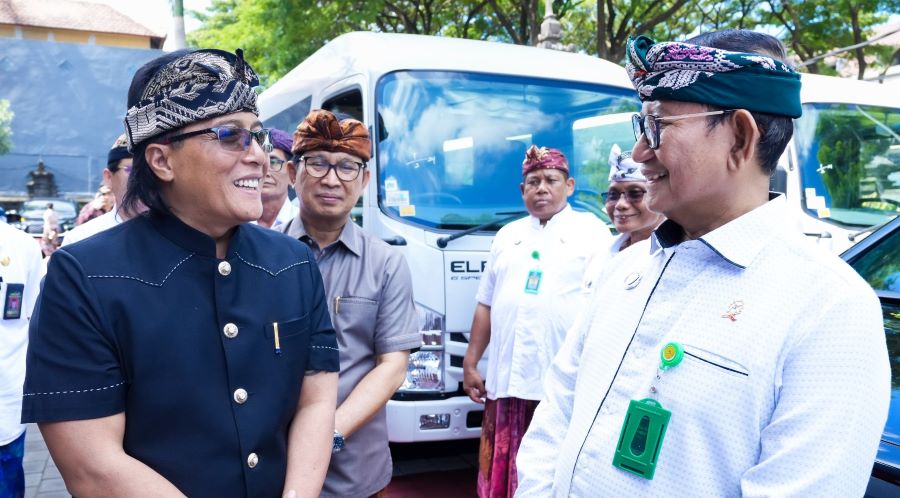 Bupati Giri Prasta (kiri) memberikan hibah kendaraan operasional untuk Pengadilan di Aula Pengadilan Tinggi Denpasar, Kamis, 16 Mei 2024.