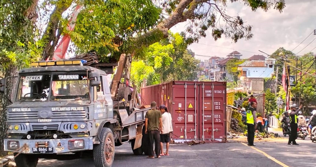 Peti kemas tersangkut batang pohon perindang menjadi pemicu kecelakaan di Jalan&nbsp;Ir. Soekarno, Kabupaten Tabanan, Bali pada Kamis, 16 Mei 2024.