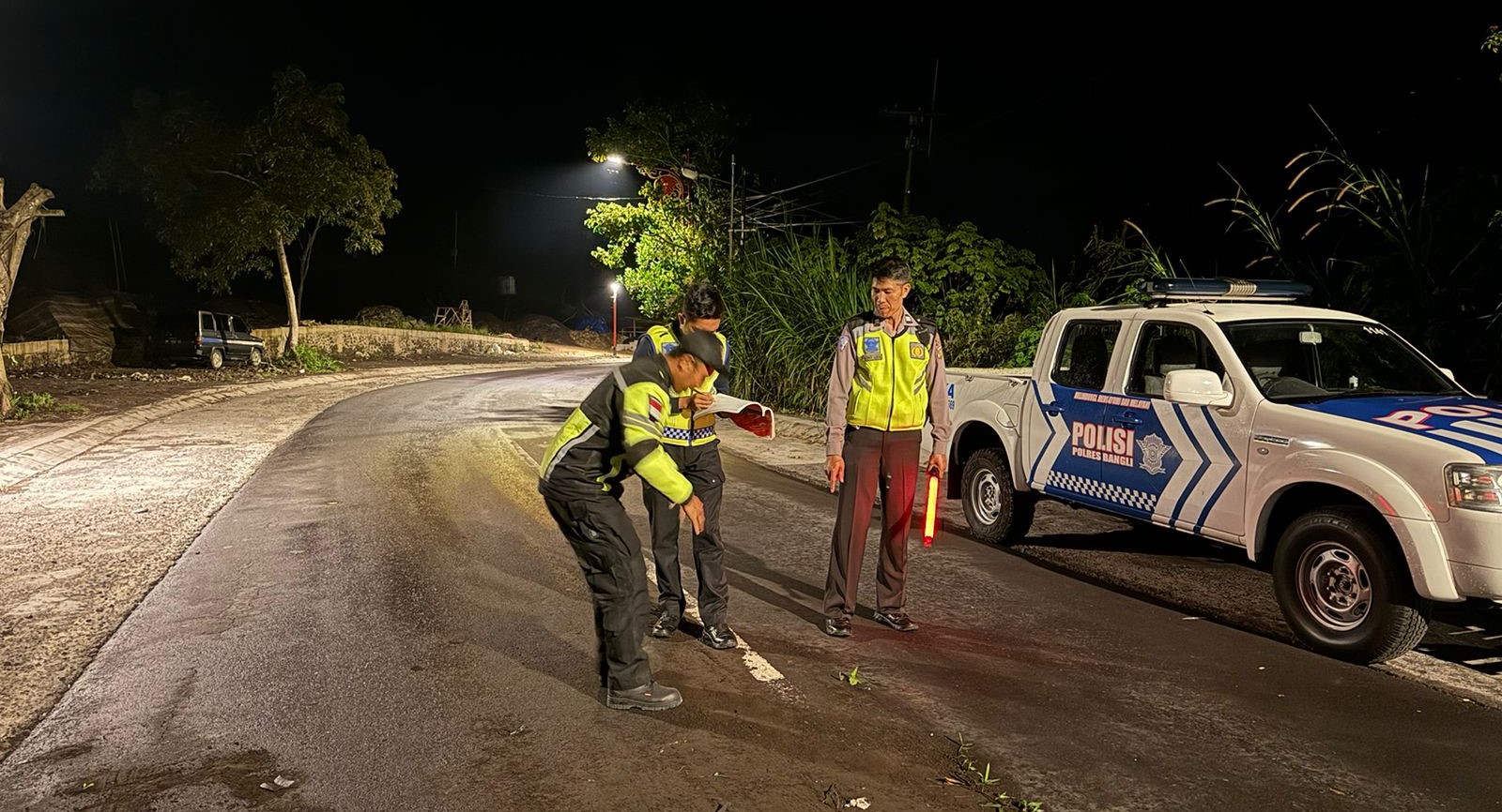 Polisi melakukan olah TKP kecelakaan lalu lintas di Jalan Raya Penelokan, Kecamatan Kintamani, Bangli, Bali, Kamis, 16 Mei 2024.