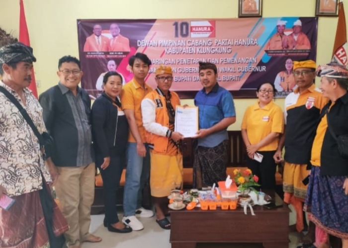 Tjokorda Gde Agung Sumara Wisesa saat daftar sebagai calon bupati di Hanura Klungkung, Jumat (17/5).