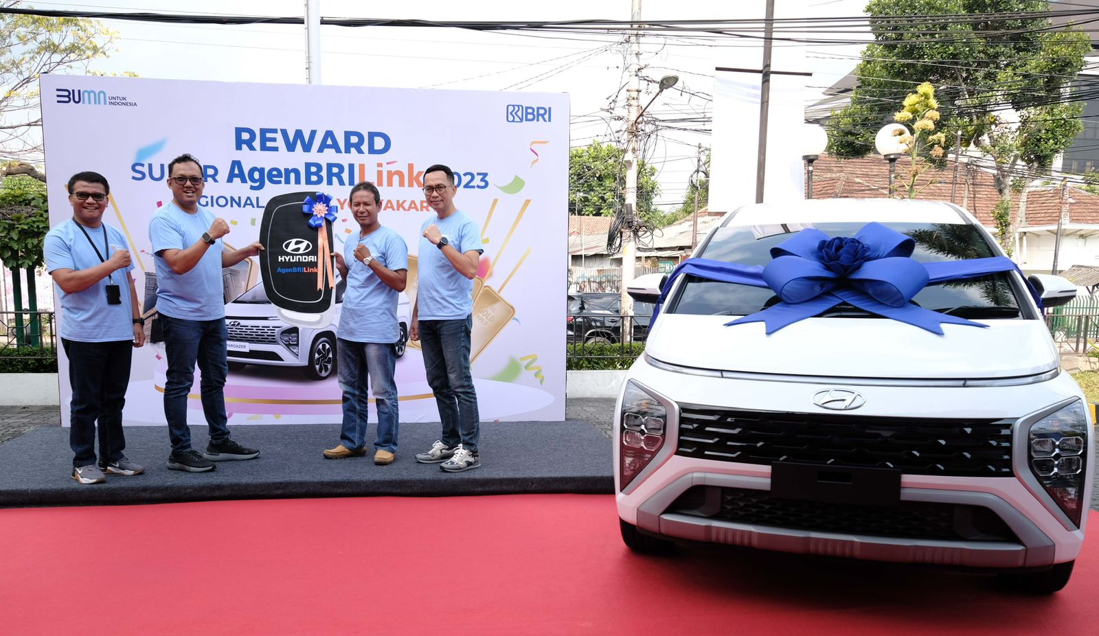 BRI memberikan penghargaan kepada Agen BRILink.