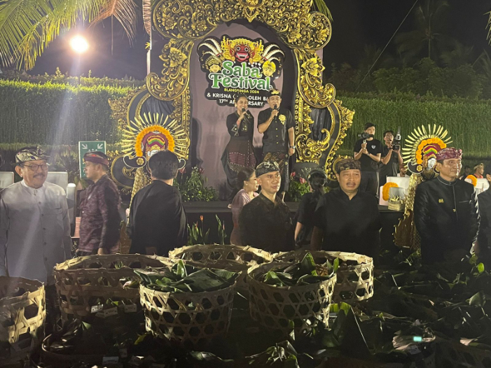 FESTIVAL; Pembagian 5.000 nasi jinggo kepada masyarakat lokal yang hadir ke Saba Festival