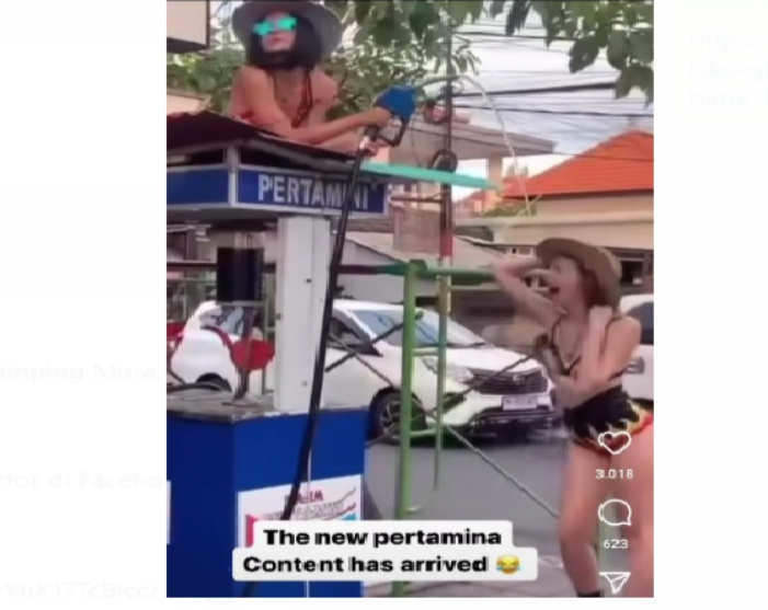 Dua orang bule wanita melakukan phoshoot di atas mesin Pertamini