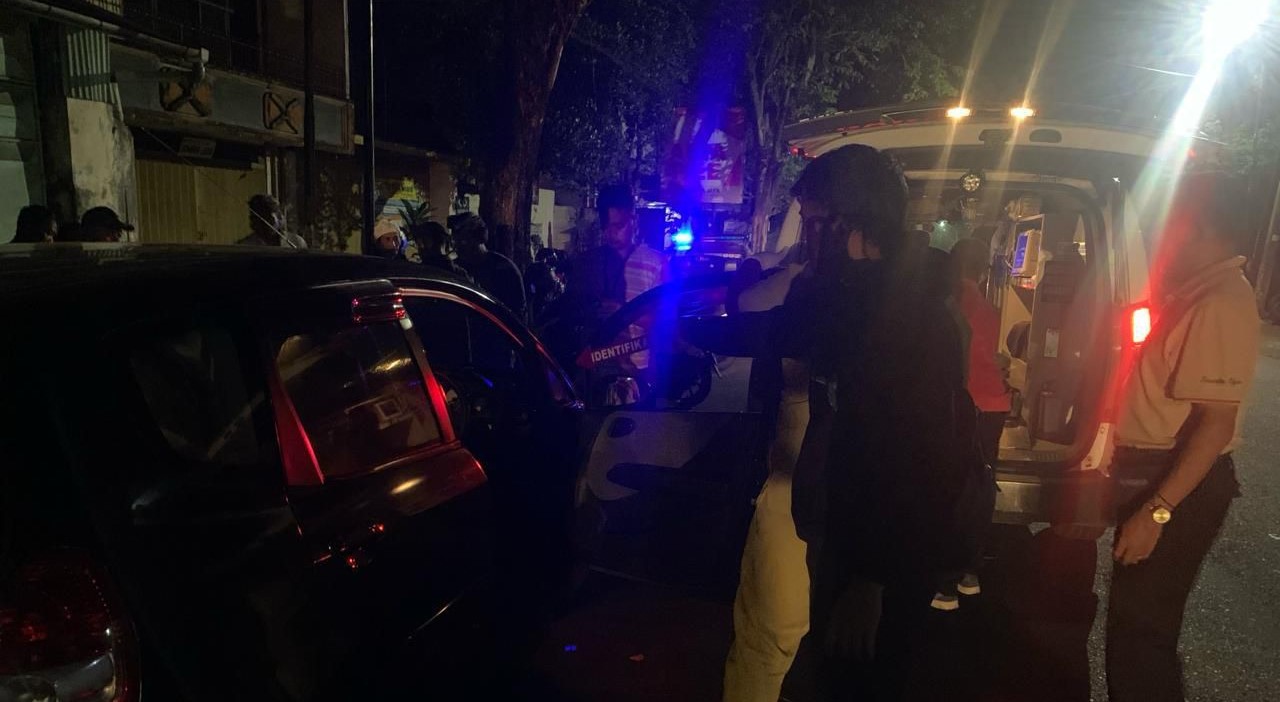 Proses evakuasi seorang pria ditemukan meninggal dalam mobil di Jalan Pulau Batam Banjar Dauh Pala, Desa Dauh Peken, Tabanan, Bali, Jumat, 17 Mei 2024.