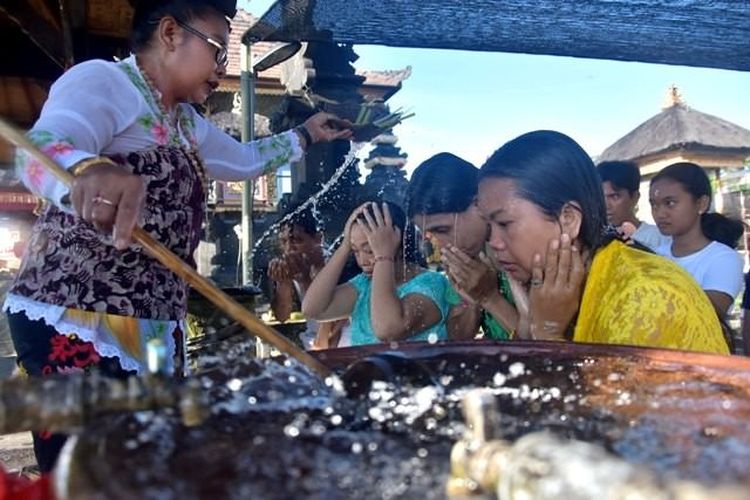 PASIR: Jika melukat di Pura Campuhan Windhu Segara, Denpasar Bali, umat Hindu akan diberi segenggam pasir untuk netralisir pekarangan rumah.