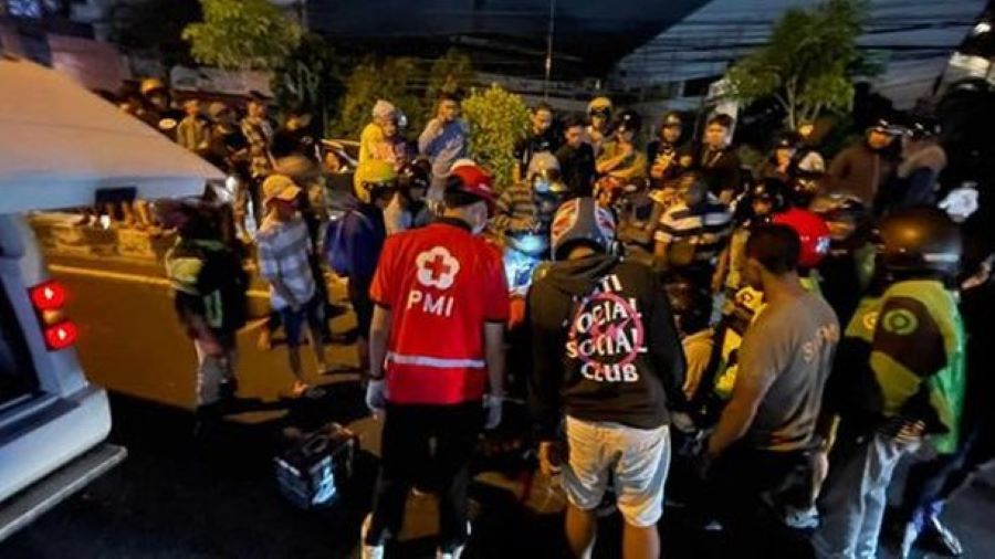 Petugas PMI Kota Denpasar mengevakuasi korban kecelakaan bernama Billy asal Medan ke RSUP Prof Dr IGNG Ngoerah Denpasar, Minggu, 19 Mei 2024.