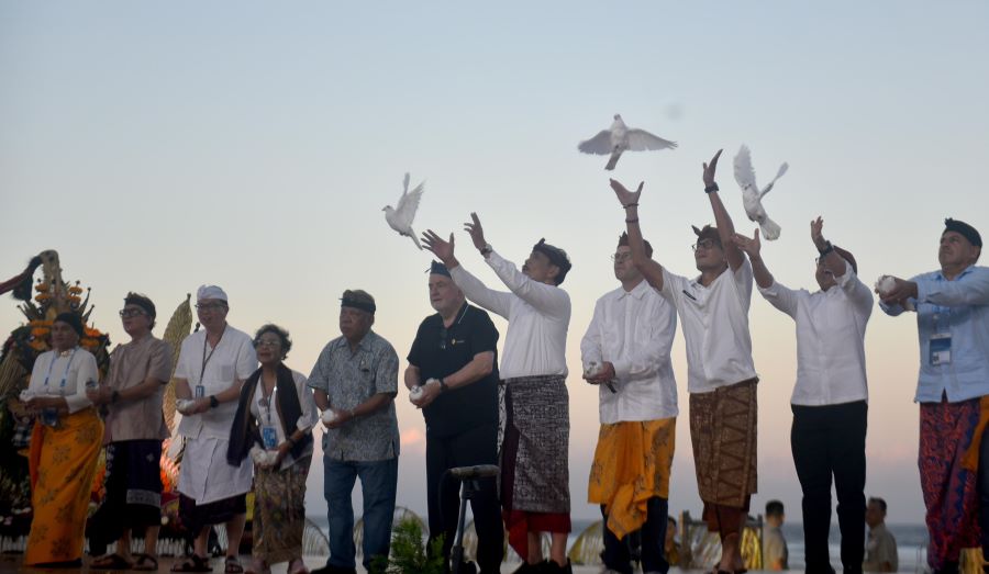 Delegasi WWF melepaskan burung di Bali pada Sabtu, 18 Mei 2024.