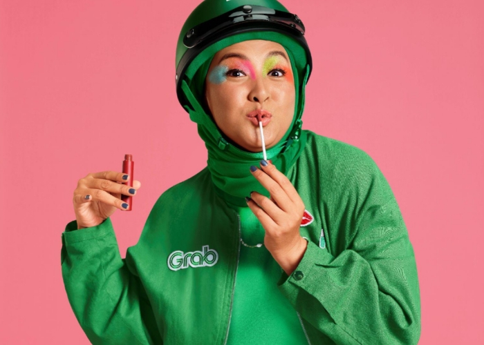 Mitra Pengemudi Perempuan Grab yang &ldquo;didandani&rdquo; dengan menggunakan ragam produk Beauty Store di GrabMart dan menjadi salah satu wajah untuk kampanye Beauty Ready.
