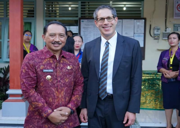 Pj Bupati Klungkung I Nyoman Jendrika saat menghadiri peluncuran kerjasama layanan Starlink.