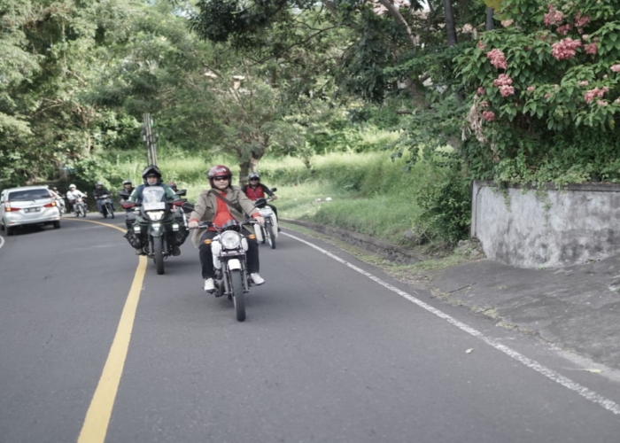 TOURING: Bupati Karangasem I Gede Dana melakukan touring untuk mengecek infrastruktur Jalan Lingkar Seraya-Amed.