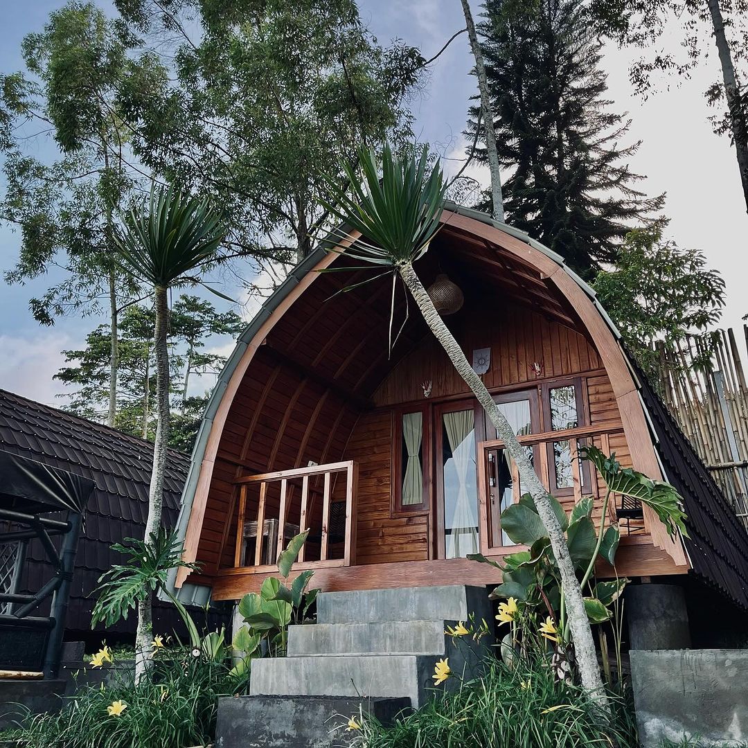 CITYLIGHT: Lumbung Hill Bedugul tawarkan pengalaman glamping seru mirip Kintamani Bali. Bisa nikmati Citylight sambil menikmati api unggun.
