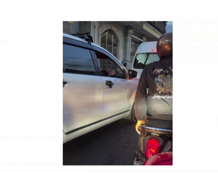 Seorang pengendara mobil terekam makan dan buang kulit kuaci di jalanan Bali