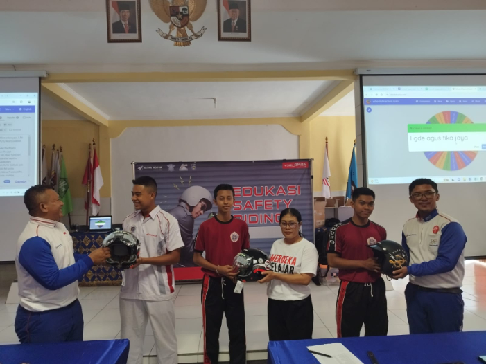 tim safety riding Bali, memberikan materi kompetensi untuk Task Force Safety Riding di sekolah SMK PGRI 2 Badung, Jumat (17/5).