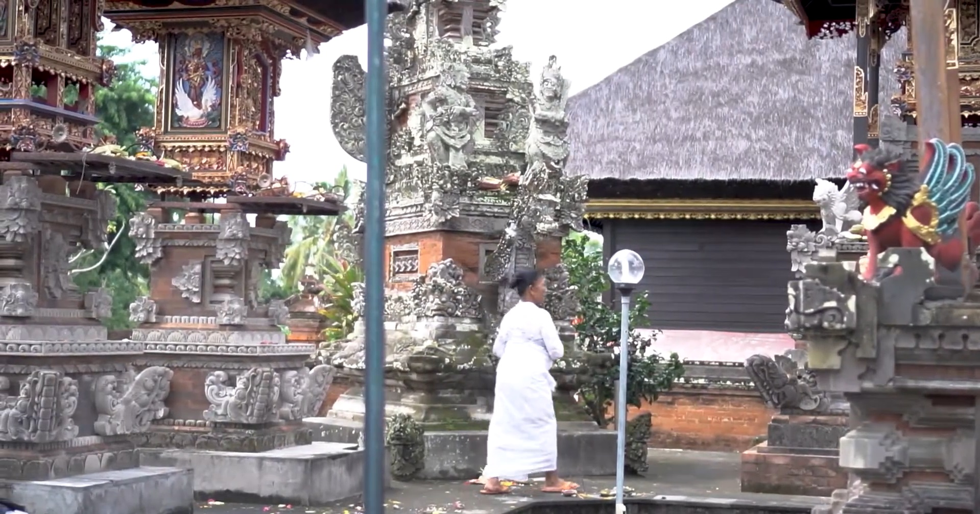 PURA ANDAKASA: Menurut legenda, Pura Luhur Andakasa tercipta dari telur dari angkasa yang meledak di Desa Antiga, Karangasem Bali.