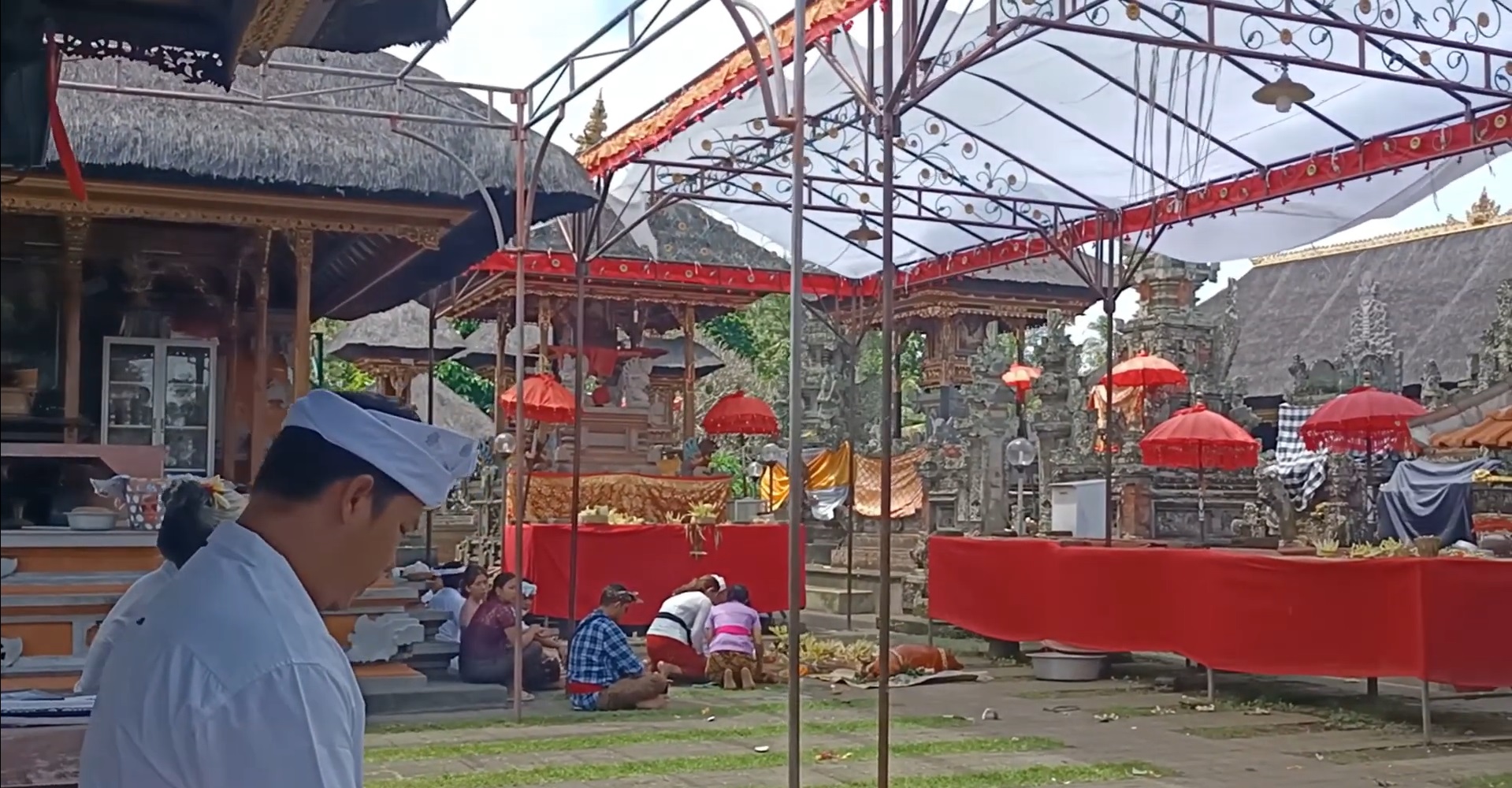 TAKSU: Pura Luhur Andakasa diyakini sebagai stana Dewa Brahma, sebagai tempat memohon taksu yang rutin menggelar Usaba Pangurip Bumi.