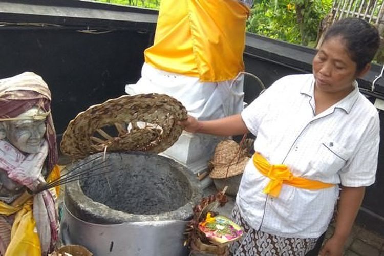 SEMBUH: Umat Hindu Bali yang melukat di tempat ini langsung merasakan keajaiban. Yang lumpuh bisa berjalan, orang gila langsung normal.