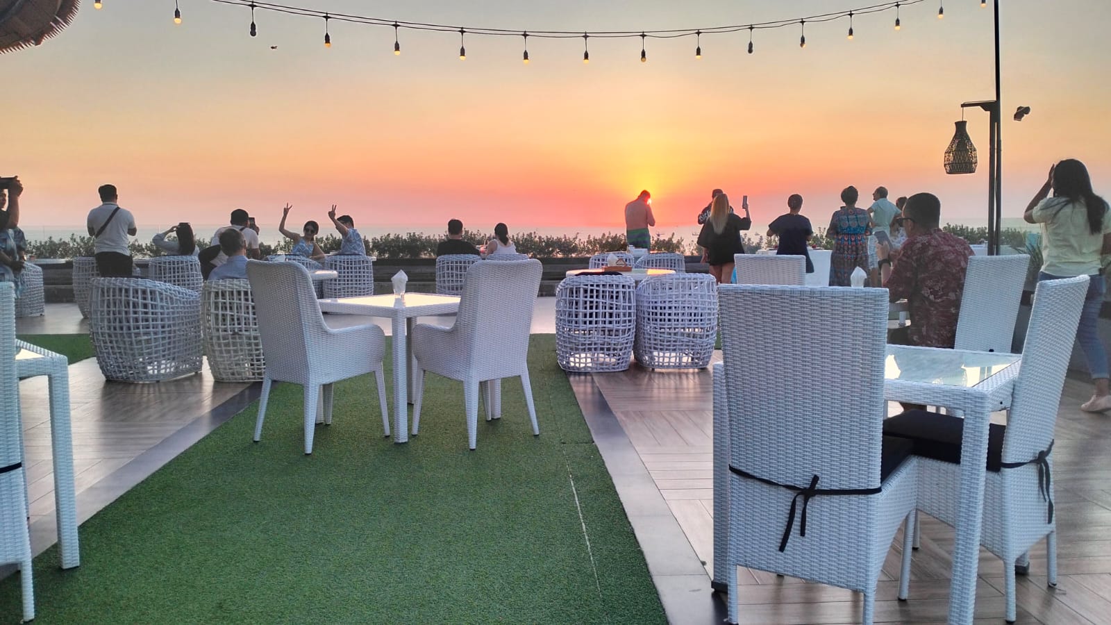 NYANTAI: Baruna Bar and Lounge tawarkan sky lounge cantik untuk nikmati sunset sambil nyantai yang tak kalah dengan glamping di Kintamani Bali