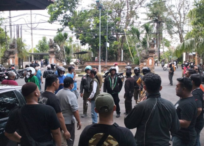 DIHADANG : Situasi di Hotel Oranjje saat adanya dugaan pembubaran kegiatan PWF oleh kelompok masyarakat.