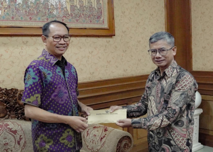 AUDIENSI: Wabup Suiasa saat menerima Ketua LPTQ Kabupaten Badung, Haji Mamat Edi dalam rangka persiapan lomba MTQ tingkat Provinsi Bali, di ruang tamu Wakil Bupati Badung, Selasa (21/5).
