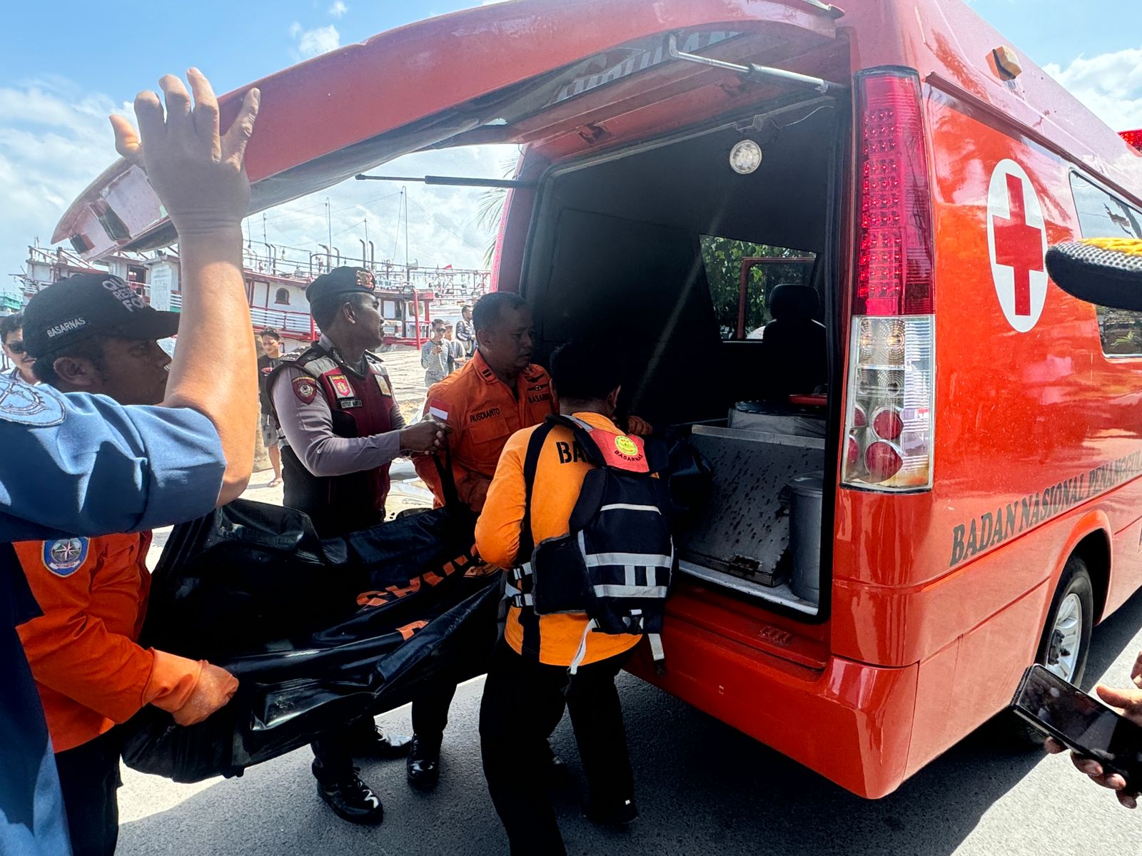 EVAKUASI: Mayat ABK yang mengapung di Perairan Kolam Bandar Dermaga Barat Pelabuhan Benoa dievakuasi dengan Ambulance BPBD Kota Denpasar ke RSUP Prof Dr IGNG Ngoerah.