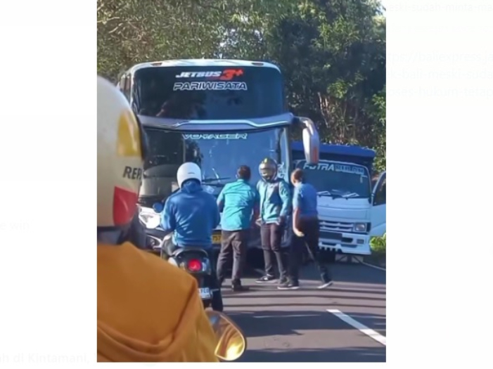Seorang pengendara motor terlibat keributan dengan sopir bus