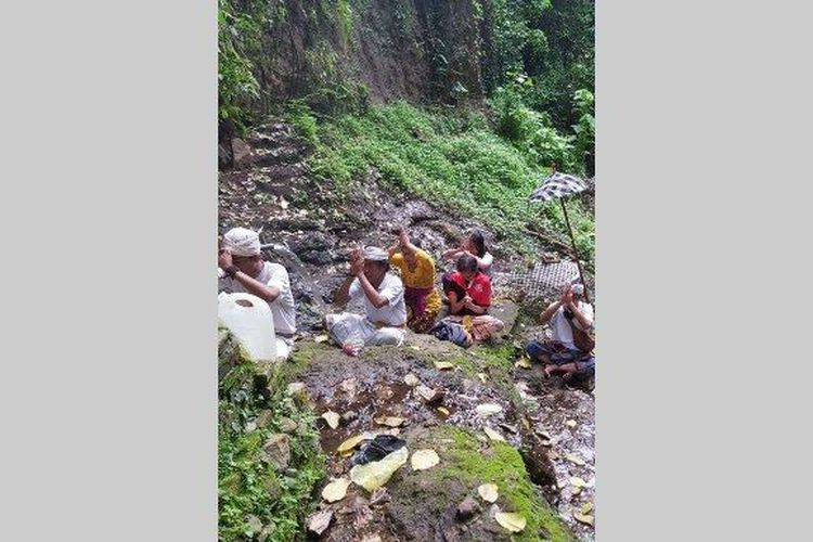 KAYEHAN DEDARI: Kayehan Dedari di Desa Nagasepaha, Bali merupakan  tempat melukat umat Hindu Bali untuk sembuhkan penyakit.