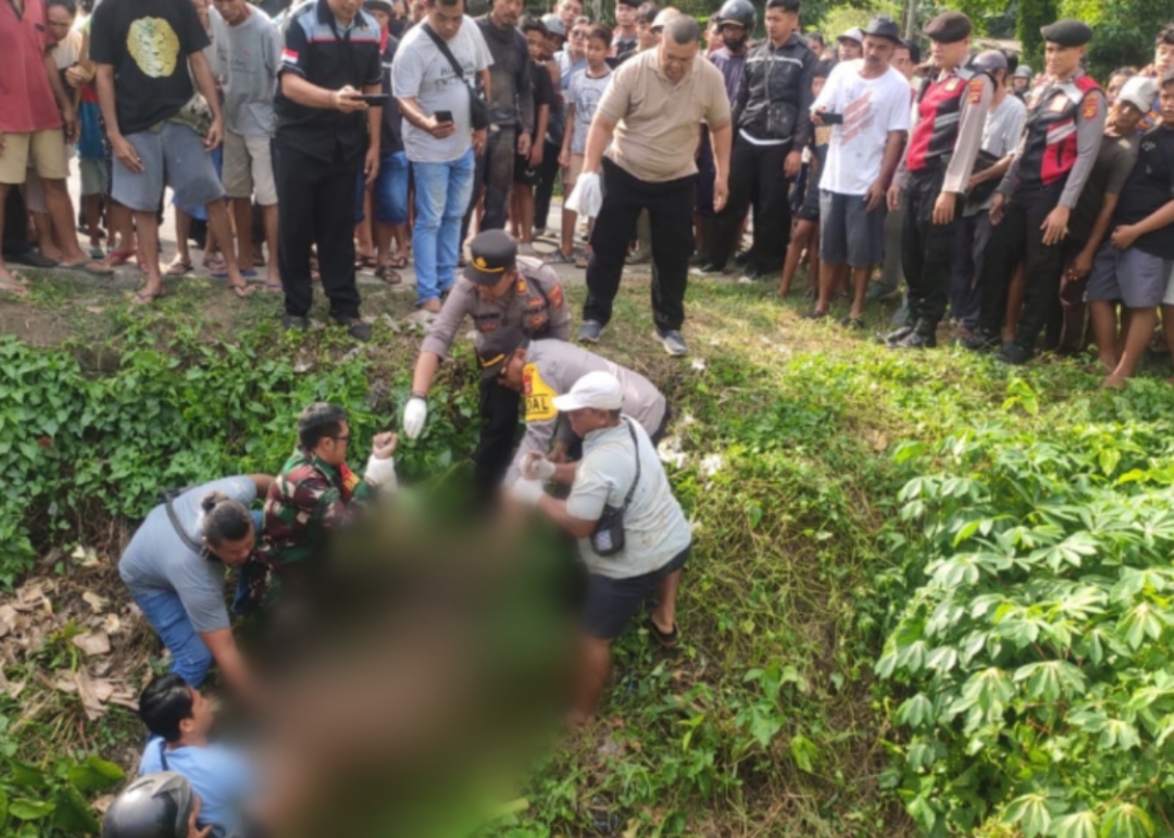 GEGER : Proses evakuasi jenazah I Gede Suteja Agus Putra, 29, asalndi Dusun Patus, Desa Gunaksa, Kecamatan Dawan, Klungkung, Selasa (21/5).