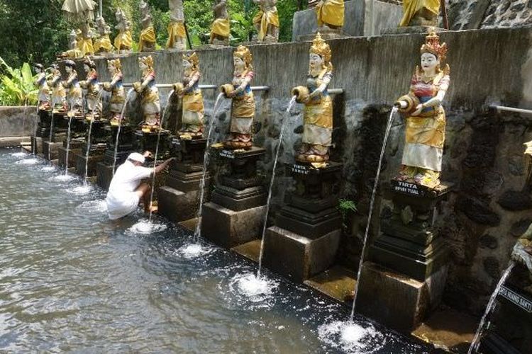AWET MUDA: Pura Taman Sari, salah satu tempat melukat umat Hindu Bali yang berkhasiat sembukan penyakit hingga awet muda.