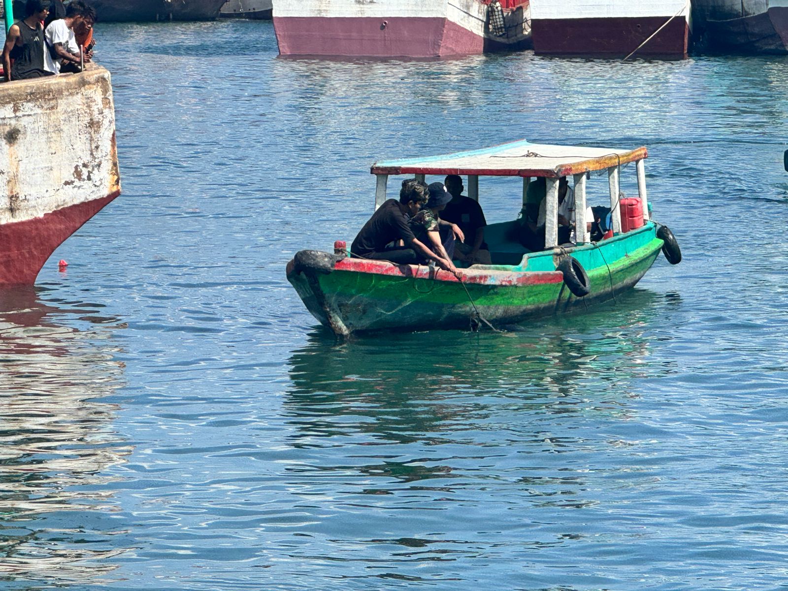EVAKUASI: Rekan-rekan ABK mengevakuasi mayat korban yang mengapung di Perairan Kolam Bandar Dermaga Barat Pelabuhan Benoa.