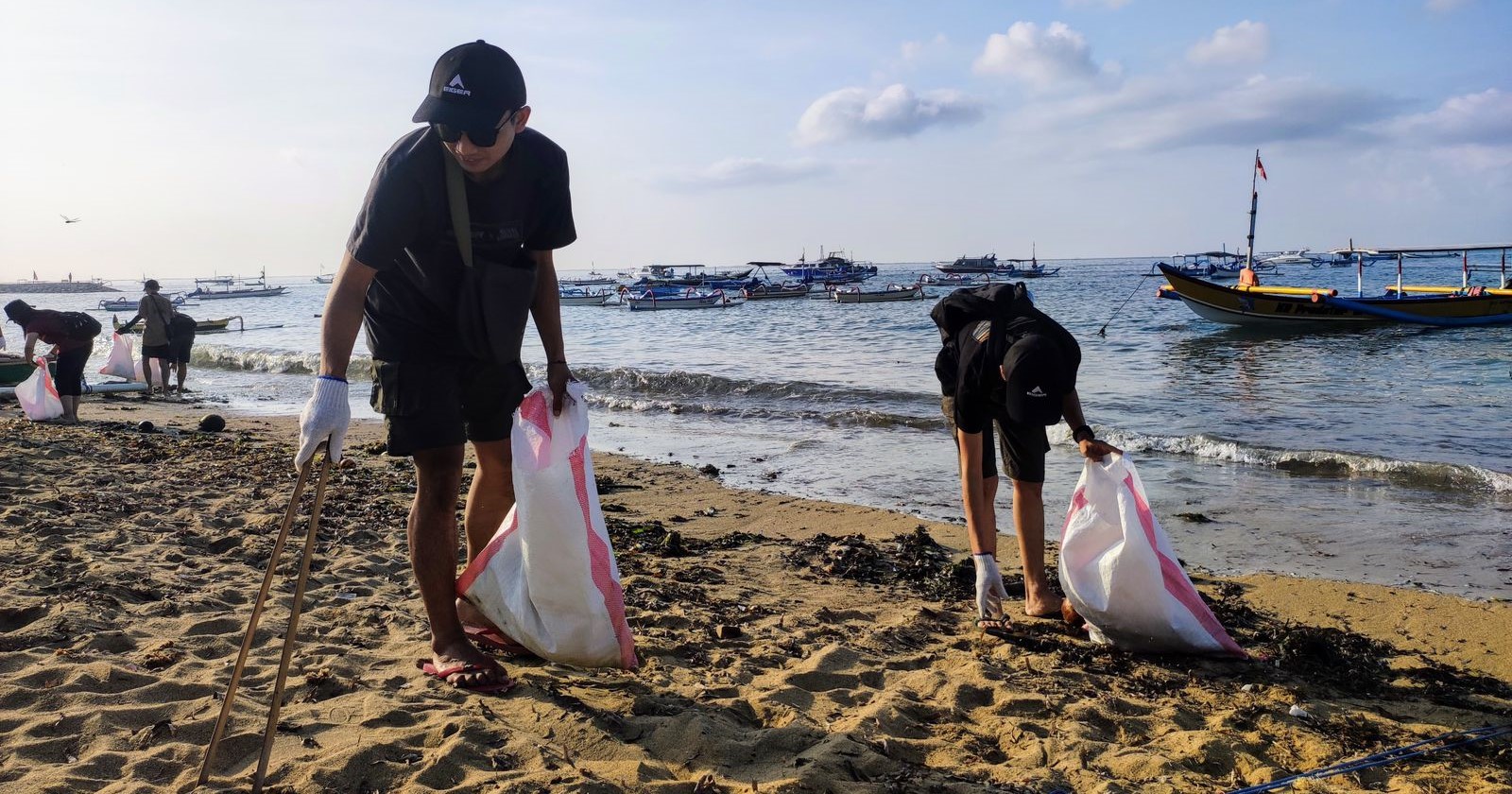 SayaPilihBumi, EIGER Adventure dan Seasoldier bersama puluhan komunitas dan rekan-rekan jurnalis di Bali, melakukan aksi bersama di Pantai Mertasari Sanur, Kota Denpasar pada Rabu, 22 Mei 2024.