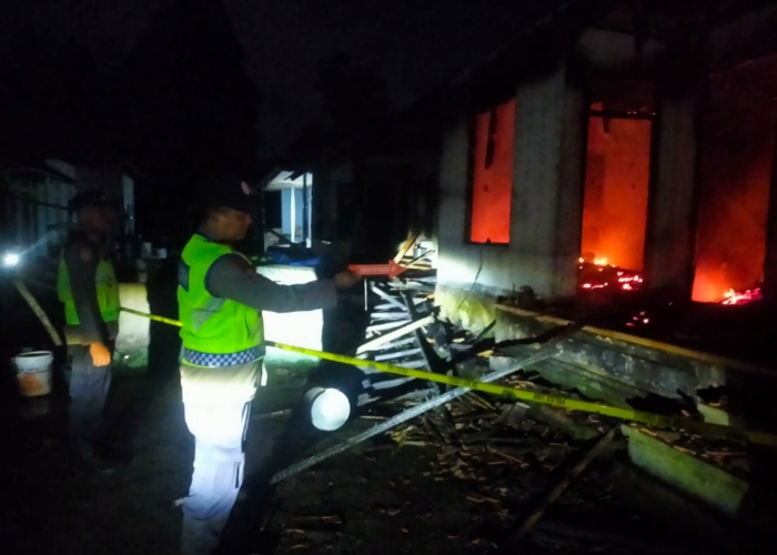 TERBAKAR: Rumah milik I Nengah Lagas di Banjar Dinas Keladian, Desa Pempatan, Kecamatan Rendang, Karangasem mengalami peristiwa kebakaran, pada Rabu (22/5) malam.